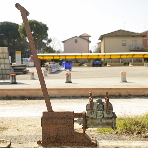 Pompa antica per vino in metallo con leva a mano