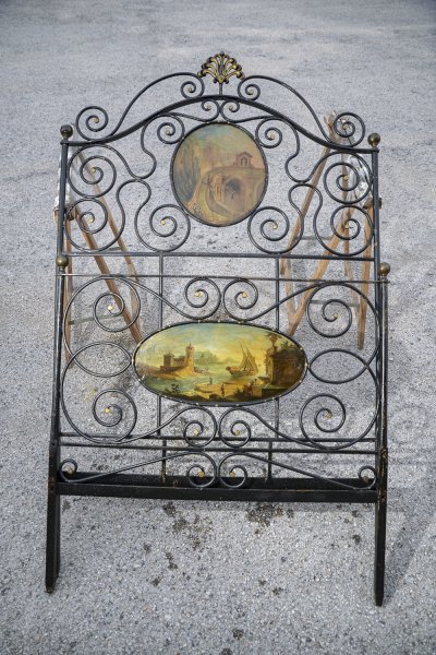Letto in ferro  battuto singolo  con formelle dipinte a mano scene campestri Italia epoca 1800