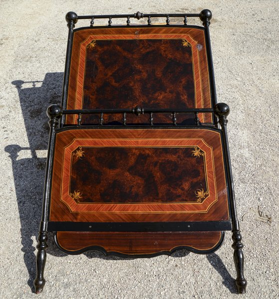 Letto singolo  in ferro e lamiera  dipinta con effetto finto legno Italia epoca primo 900 Liberty