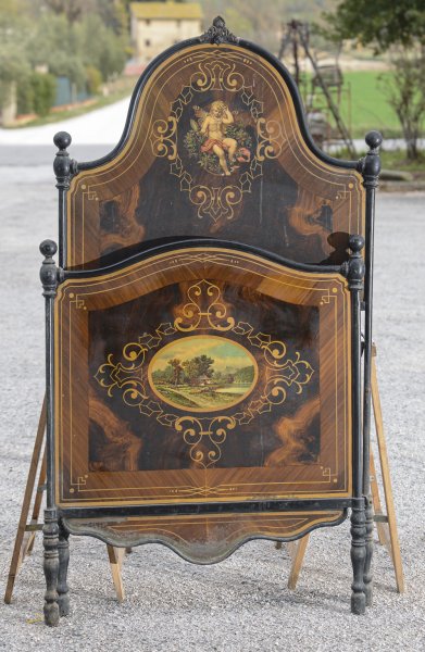 Letto singolo  in ferro battuto e lamiera  decorato con  putto  e paesaggio  Italia epoca primo 1900