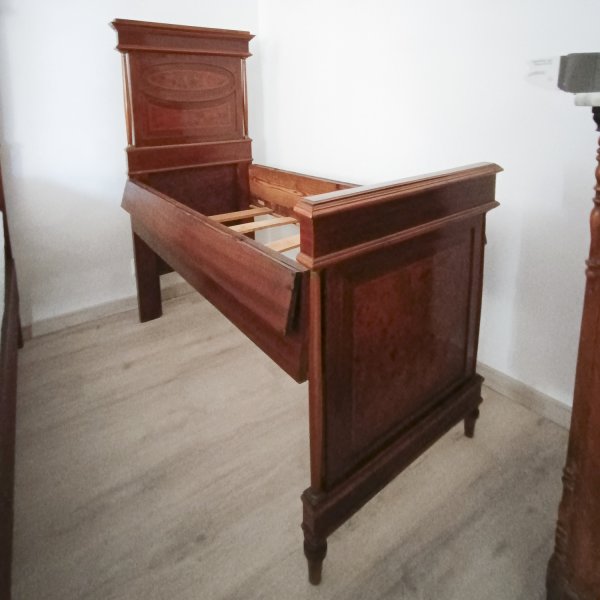 Culla letto per bambini stile impero con sponde reclinabili Italia epoca metà 900