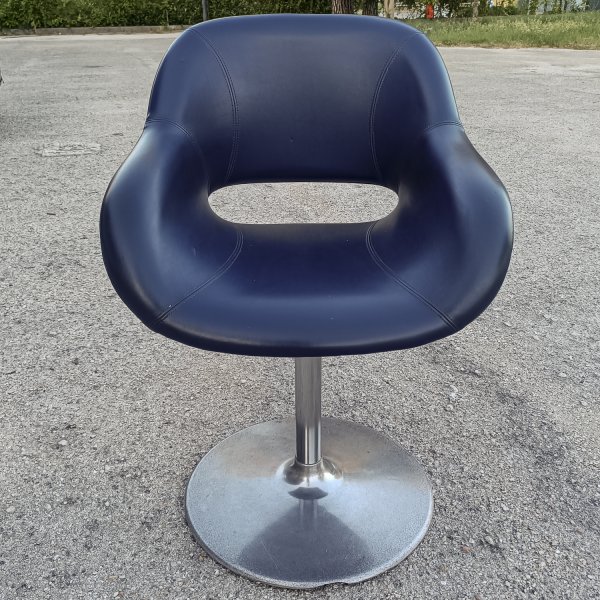 Poltrona girevole in vilpelle blu vintage con piedistallo in metallo orignale 1980