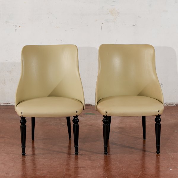 coppia di poltroncine rivestite in similpelle vintage design in stile Amedeo Cassina