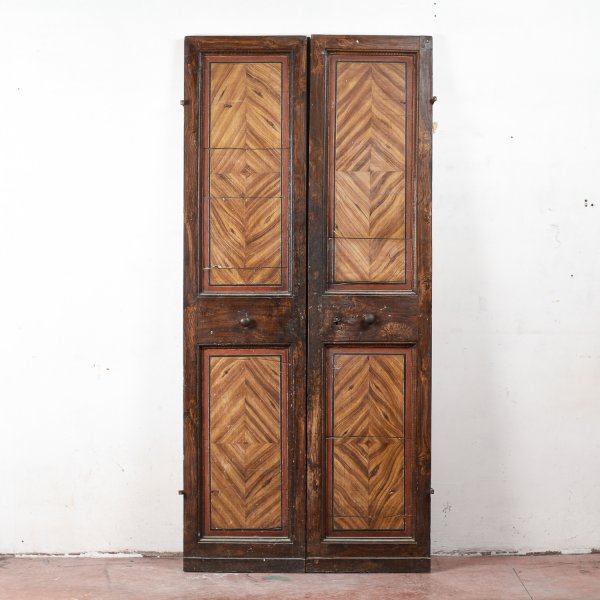 porta due ante finto legno con chiusura e decori in lacca sul fronte