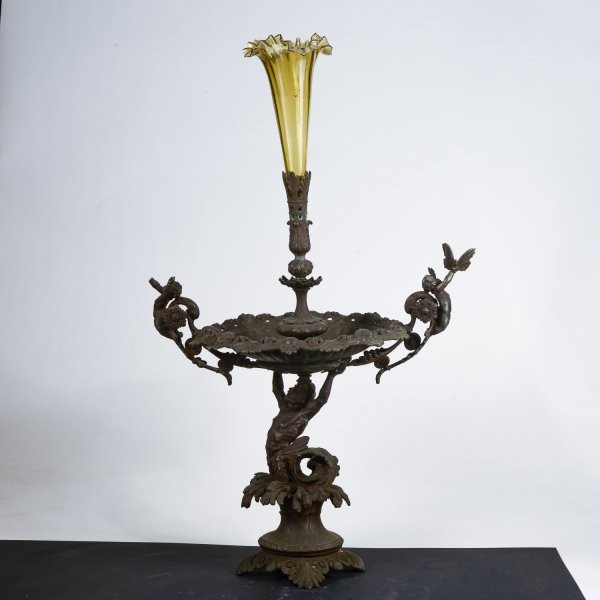 centrotavola in metallo con decori vaso in vetro soffiato decori tritone amorini fiori e farfalle