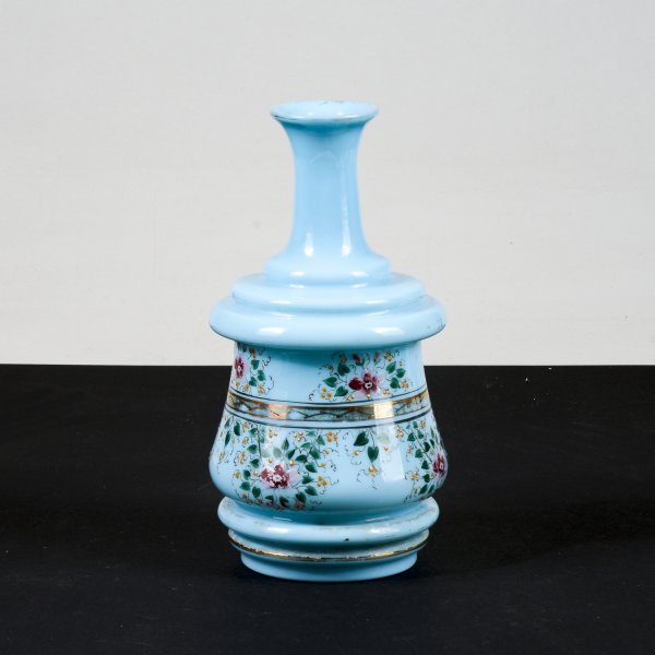 vaso bottiglia opalina con decori florealo e geometrici in oro piccola sbecatura sopra
