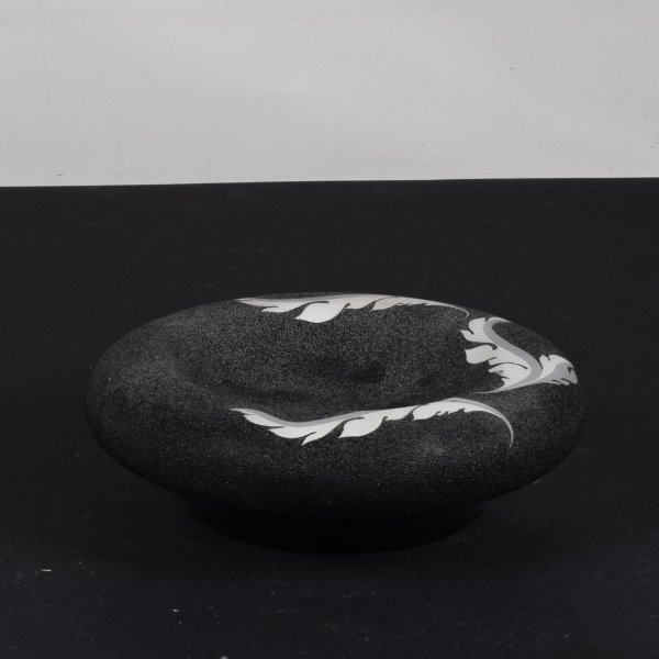 vuotatasche vetro nero con decoria foglia e parti buccellate