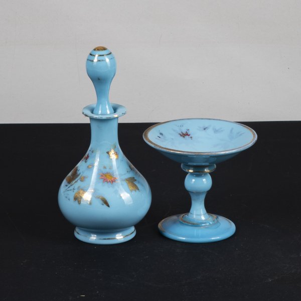 coppia di soprammobili decori in vetro opalino inizio secolo e decori dorati