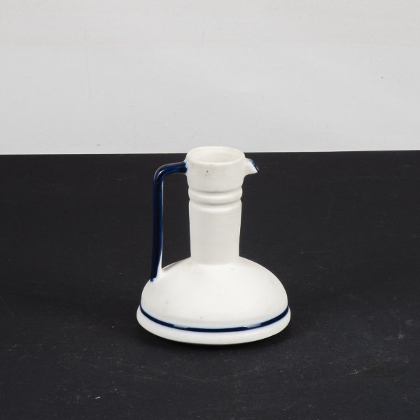 brocca decorativa in ceramica con parti smaltate
