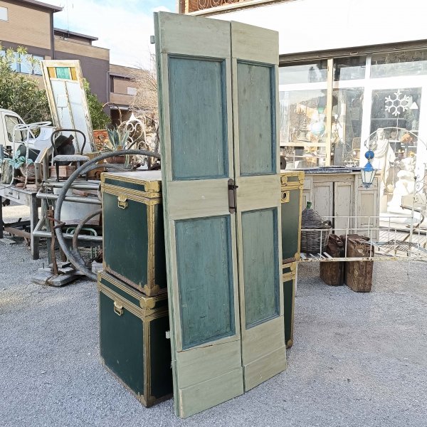 Porta antica laccata verde con chiavistelli e saltello