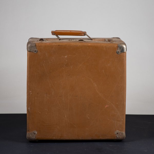 valigia in cartone vintage con angoli in metallo