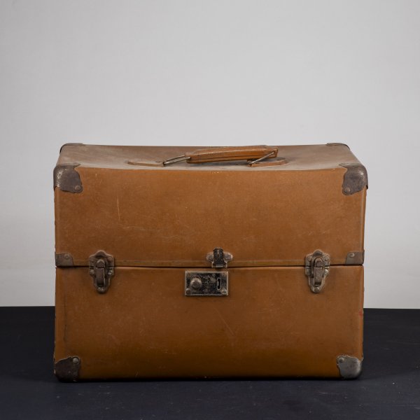 valigia in cartone vintage con angoli in metallo