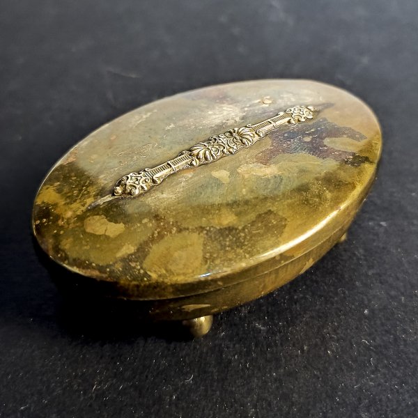 Scatolina in ottone con decoro centrale sul coperchio