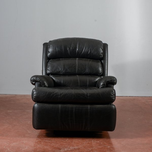poltrona in pelle nera reclinabile
