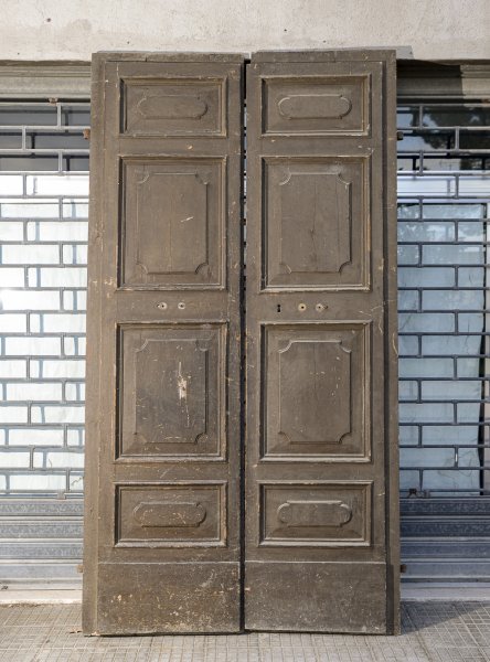 Grande portone a due ante con segni tracce di laccatura decori sotto la vernice Italia epoca 600 Luigi XIV