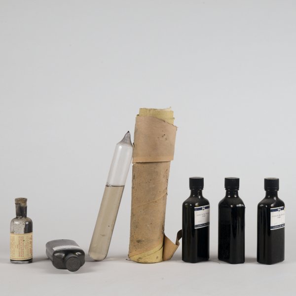 Set di bottigliette vintege ditta farmaceutica Geigy Suisse