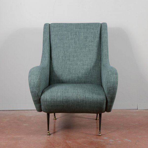 Poltrona mid-century con piedini in metallo orignale 1950