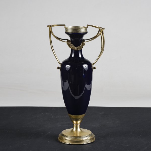Vaso in ceramica blu smaltato con decori in metallo  XX secolo
