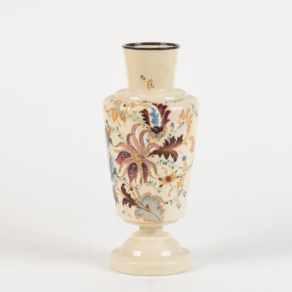Vaso in vetro opalino con decori floreali Francia Inizio XX secolo art nuveaux