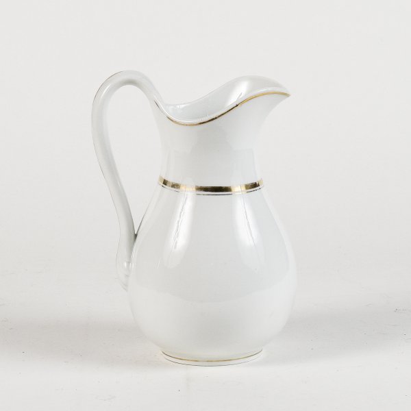 Brocca in ceramica bianca con bordo oro inizio  XX secolo