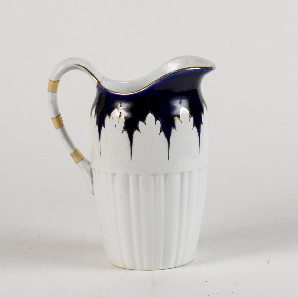 Brocca in ceramica con decori oro e blu marcata S.C. Richard XX secolo