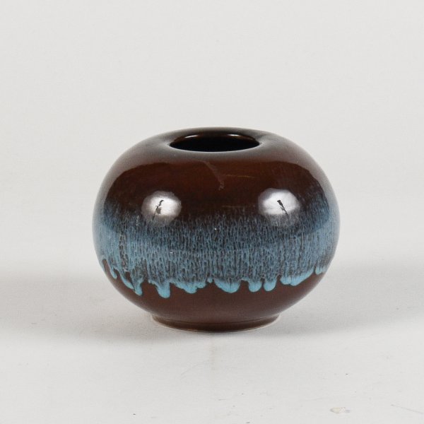 Vaso rotondo marrone e azzurro a lustro con decoro effetto onde XX secolo
