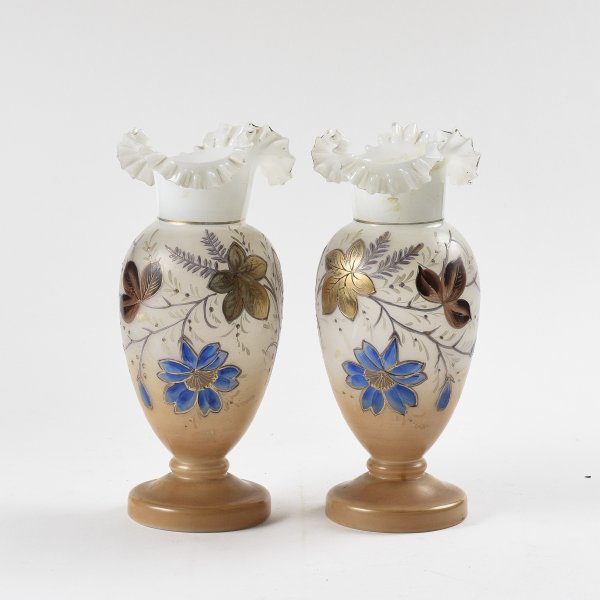 Coppia vasi in vetro opalina con decori floreali  XIX secolo
