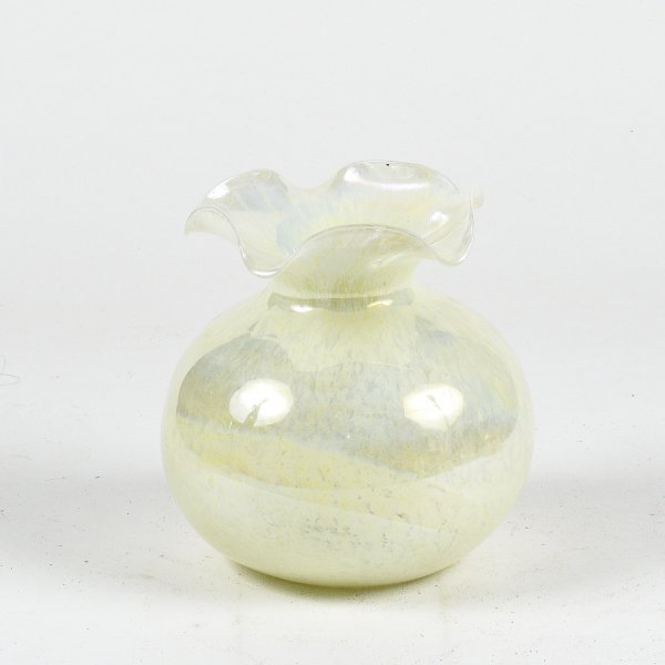 Vaso in vetro bianco latte cangiante XX secolo