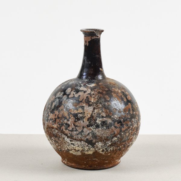 vaso terracotta antico con evidenti segni del tempo