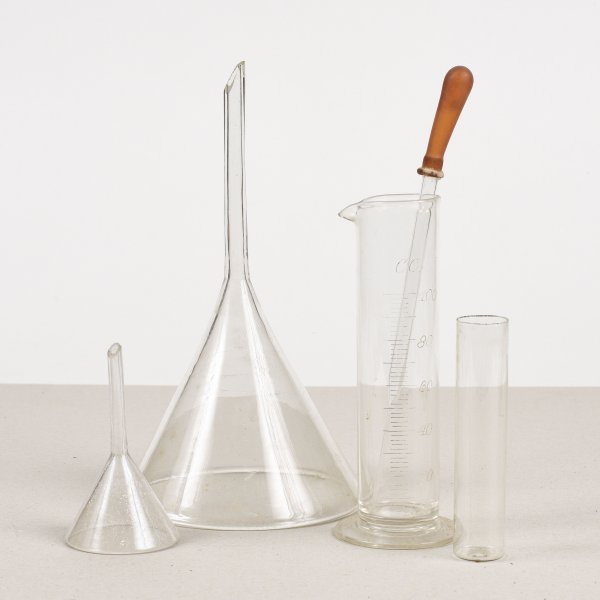 set provette vetro farmacia imbuti Italia inizio XX secolo