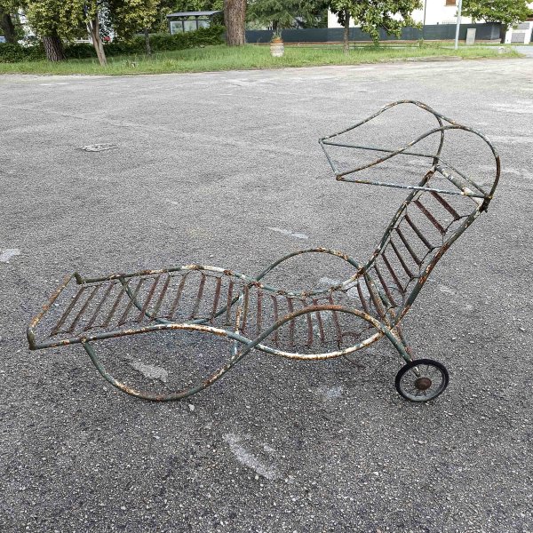 Lettino sdraio chaise-longue  in ferro da giardino epoca XX secolo'