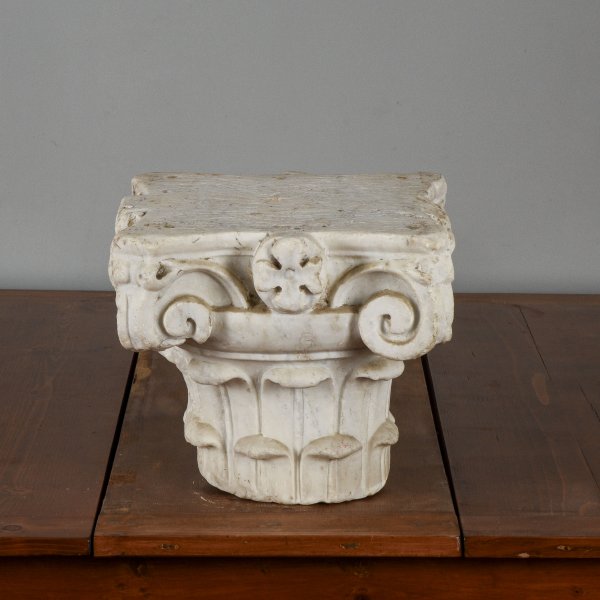 Capitello in Pietra – Elegante Elemento d'Arredo dal Sapore Antico