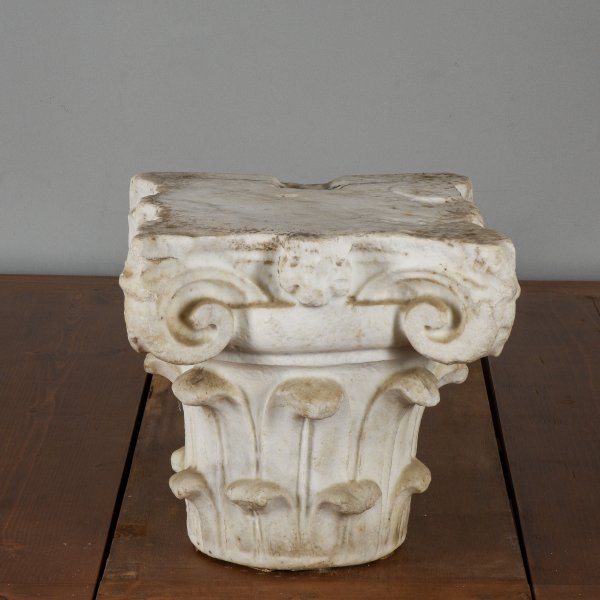 Capitello piccolo in pietra stile antico