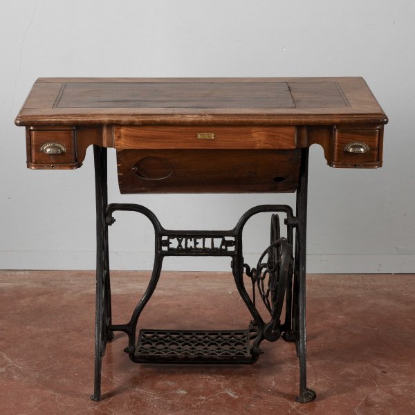 Macchina per cucire Excella estraibile con cassetti epoca XX secolo