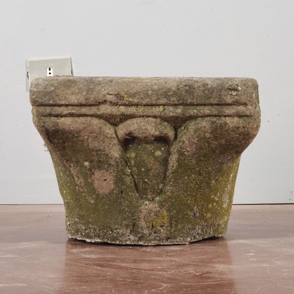 capitello in pietra e consolidato con cemento