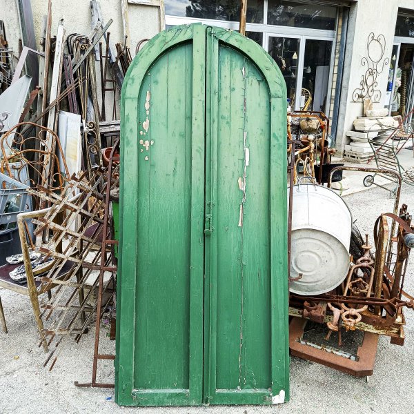 Porta a due ante stondata in abete verniciata verde XX secolo