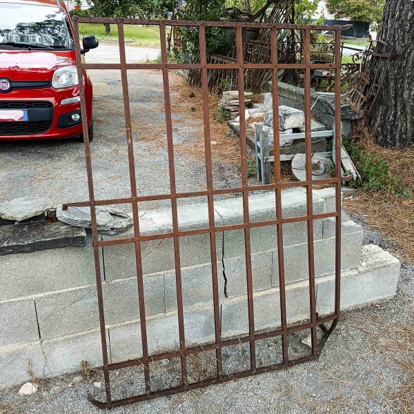 Grata inferriata di protezione per finestra inizio XX secolo