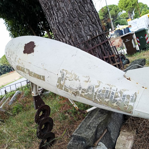 Boa marina in metallo con forma di dirigibile siluro XX secolo