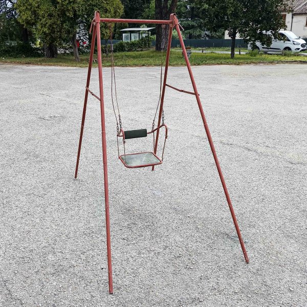 Altalena in ferro  rosso anni 1960